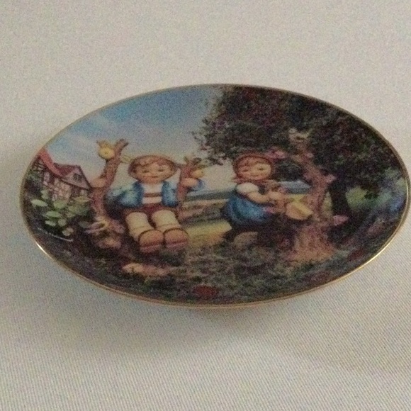 M.I. Hummel 8” Decorative Plate “Apple Tree Boy and Girl” - Picture 9 of 10